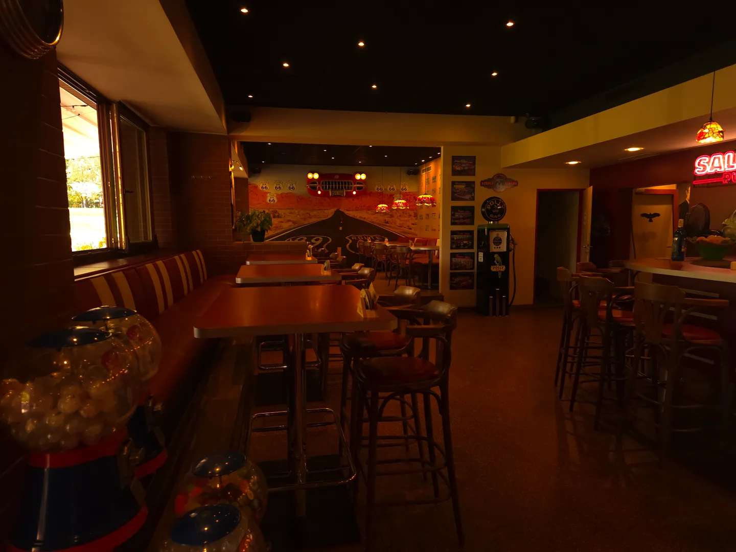 Hlavní sál restaurace s červenými sedačkami a americkými motivy